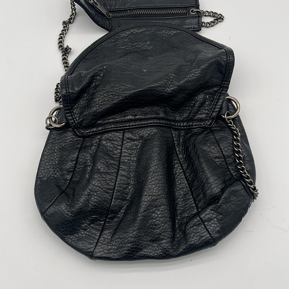 Deena & Ozzy Black Leather Chain Zippered Small Crossbody Bag - Picture 4 of 5